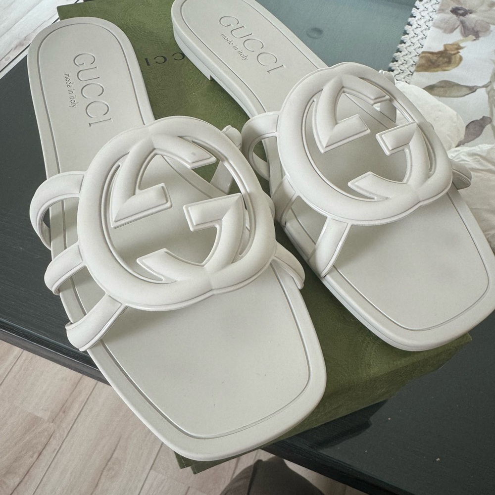 Gucci rubber sandals slides in cream white size 42